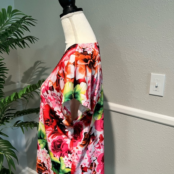 Le Tote CeCe Floral Dolman Cap Sleeve Blouse - Picture 3 of 4
